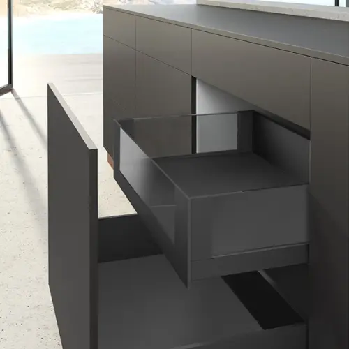 Опорный профиль передней панели вн. ящика Avantech You Н187мм, L2000мм, антрацит Комплектующие для Avantech You опорный профиль передней панели вн. ящика avantech you н187мм, l2000мм, антрацит